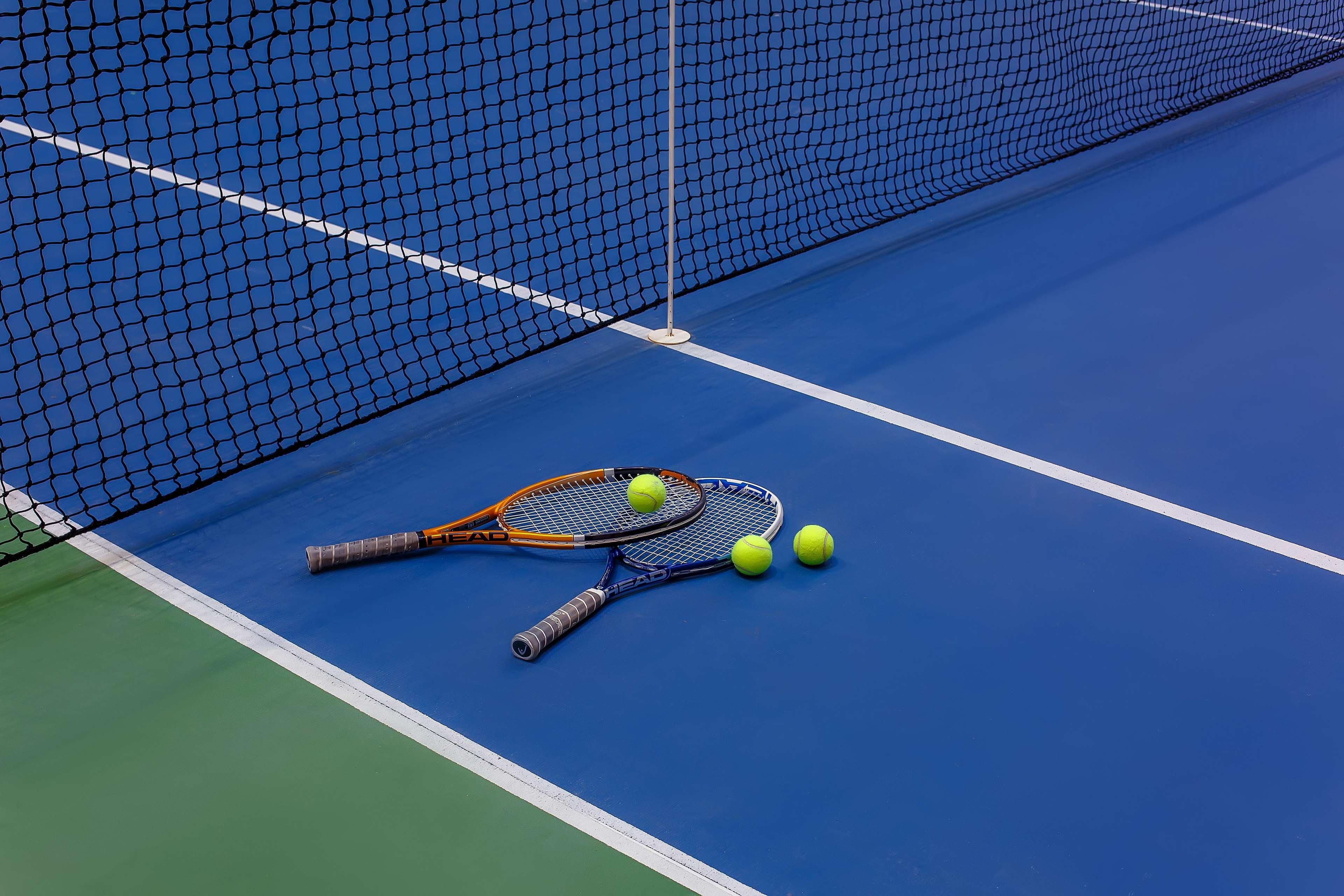 Готель Rixos Borovoe Щучінск Екстер'єр фото Tennis balls and racquets